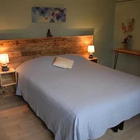 A Perfectly Situated In Between The Town Centre And The Forest